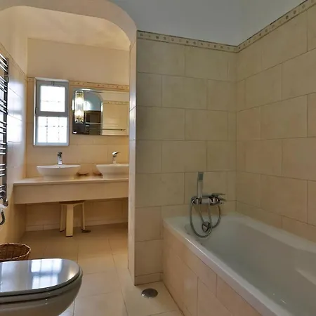 Quadradinhos 3q 4 Bedrooms Private Pool Short Walk To The Praca *