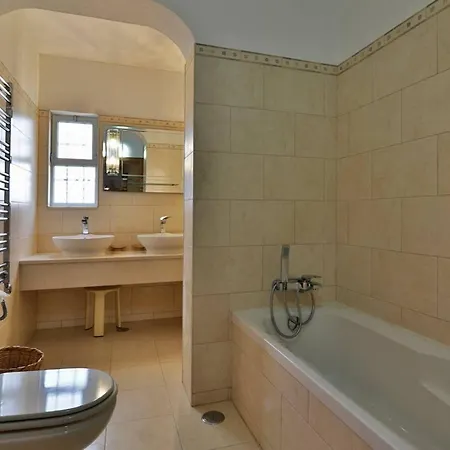 Quadradinhos 3q 4 Bedrooms Private Pool Short Walk To The Praca