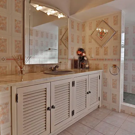 Quadradinhos 3q 4 Bedrooms Private Pool Short Walk To The Praca Villa