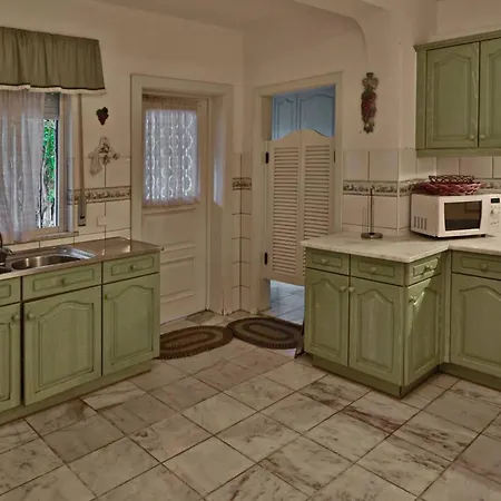 Quadradinhos 3q 4 Bedrooms Private Pool Short Walk To The Praca *