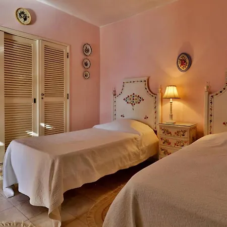 Villa Quadradinhos 3q 4 Bedrooms Private Pool Short Walk To The Praca